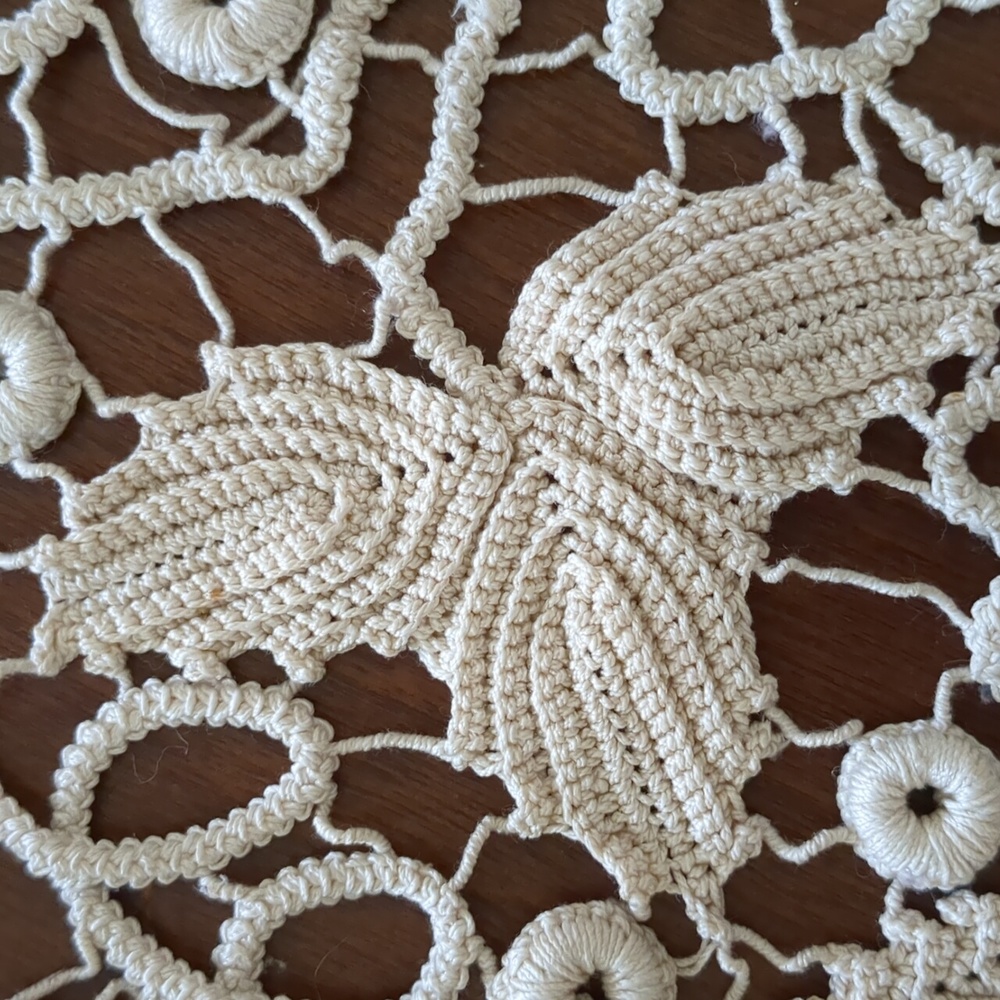 Grape 🍇 vine doily, handmade in Romania - Picture 9 of 10